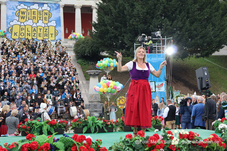 Wiesn-Stadträtin Anja Berger dirigierte den Erzherzog Albrecht Marsch (©Foto. Martin Schmitz)